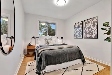 330 Duncombe Dr, Burlington, ON L7L 4M1