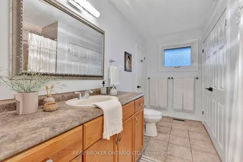 330 Duncombe Dr, Burlington, ON L7L 4M1