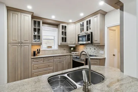 881 Royal York Rd, Toronto, ON M8Y 2V5