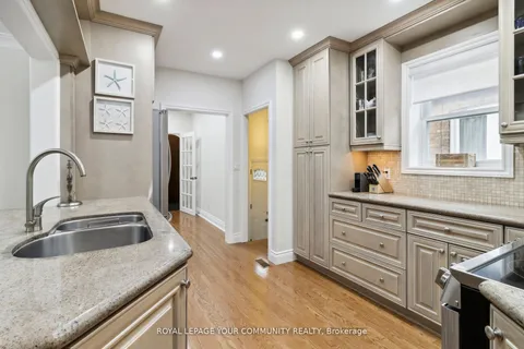 881 Royal York Rd, Toronto, ON M8Y 2V5