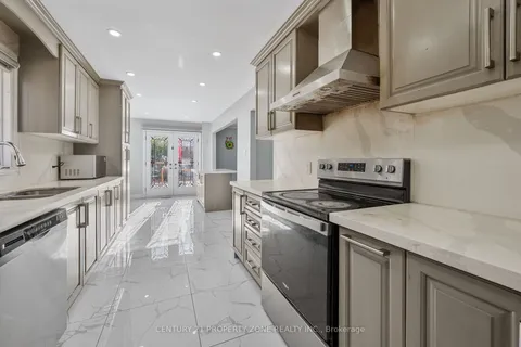 11 Corona Gate, Brampton, ON L6Y 3N4