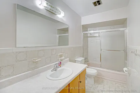 9 Paradelle Cres, Toronto, ON M3N 1E5