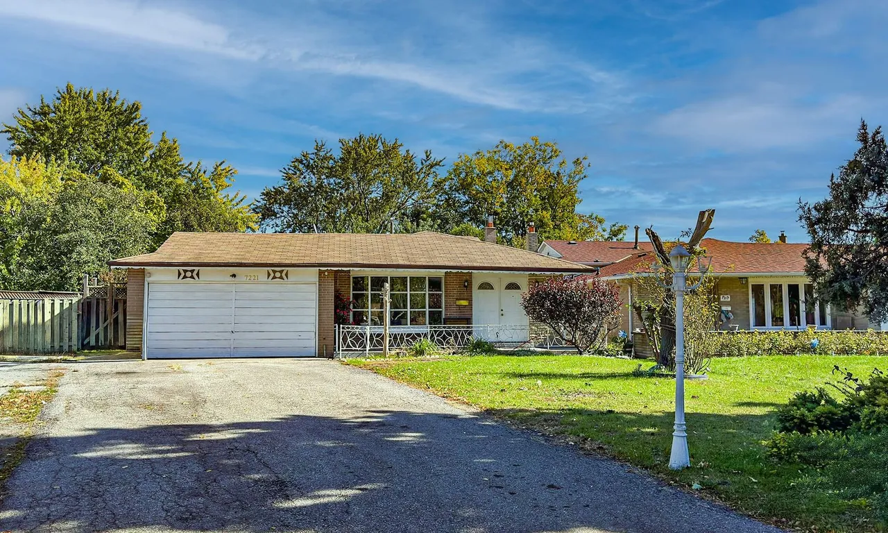 7221 Reindeer Dr, Mississauga, ON L4T 2M6
