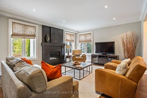 990 John Watt Blvd, Mississauga, ON L5W 1A5