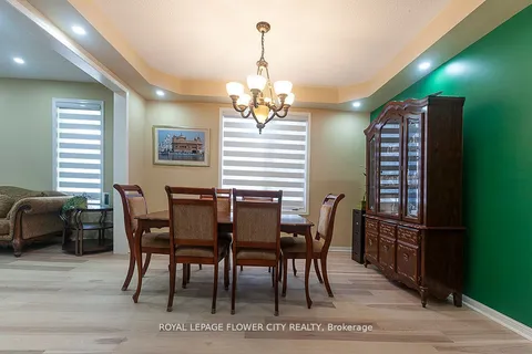 19 Maldives Cres, Brampton, ON L6P 1L5