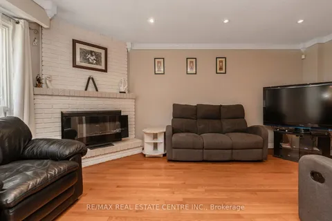14 Simmons Blvd, Brampton, ON L6V 3V5