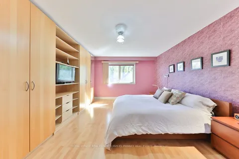 981 Valdese Dr, Mississauga, ON L5C 2Z5