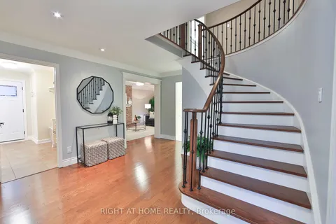 1060 Vanier Dr, Mississauga, ON L5H 3X1