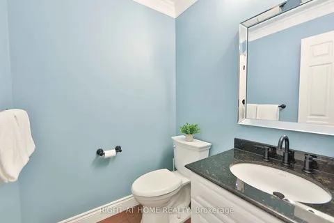 1060 Vanier Dr, Mississauga, ON L5H 3X1