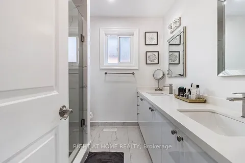 4055 Wilcox Rd, Mississauga, ON L4Z 1B8