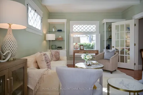 397 Trafalgar Rd, Oakville, ON L6J 3H8