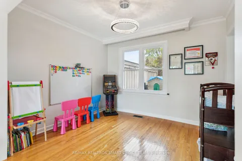 12 Marlington Cres, Toronto, ON M3L 1K4