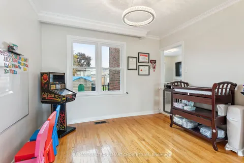 12 Marlington Cres, Toronto, ON M3L 1K4