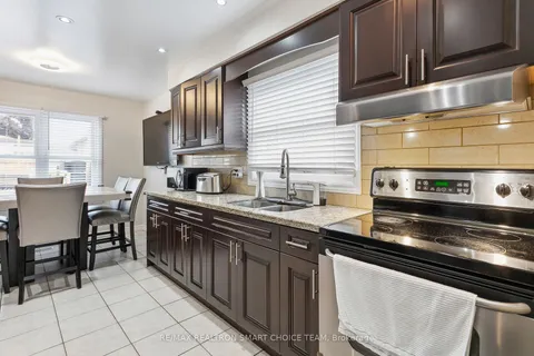 12 Marlington Cres, Toronto, ON M3L 1K4