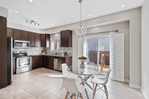 2404 Old Brompton Way, Oakville, ON L6M 0J3