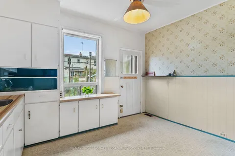 10 Blakley Ave, Toronto, ON M6N 3Y5