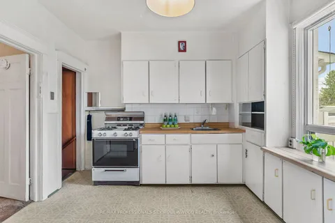 10 Blakley Ave, Toronto, ON M6N 3Y5