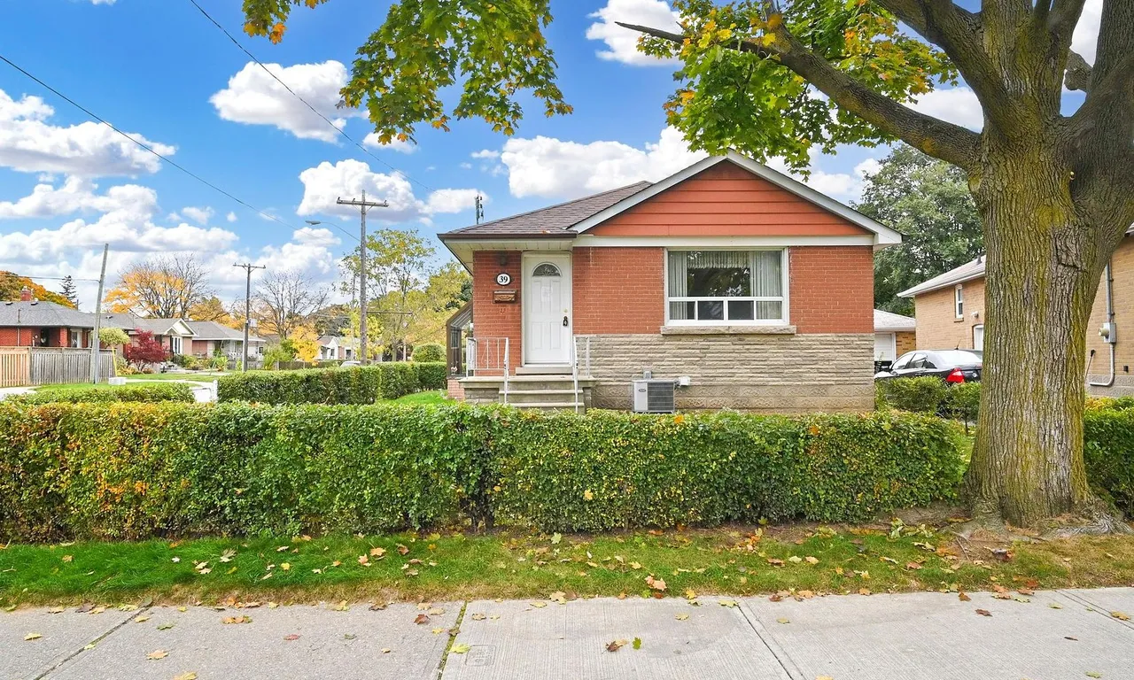 39 Savona Dr, Toronto, ON M8W 4V2