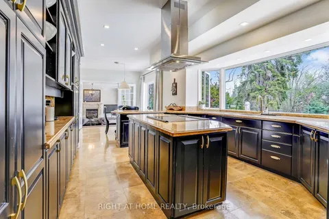 471 Country Club Cres, Mississauga, ON L5J 2P9