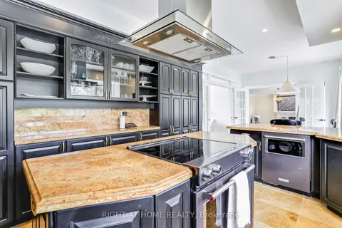 471 Country Club Cres, Mississauga, ON L5J 2P9