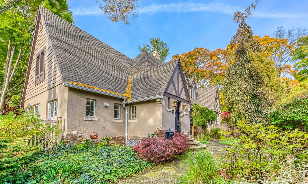 1247 Queen Victoria Ave, Mississauga, ON L5H 3H2
