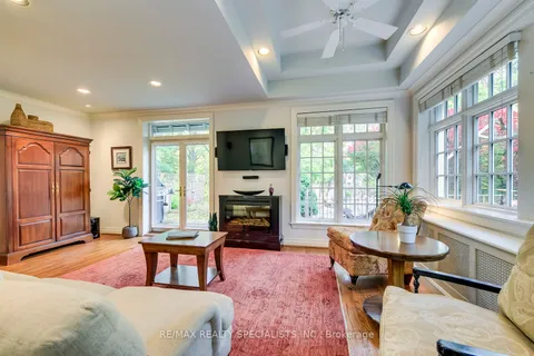 1247 Queen Victoria Ave, Mississauga, ON L5H 3H2