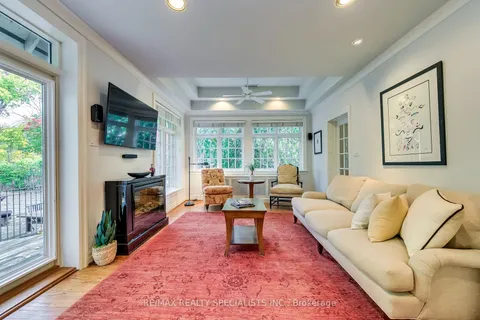 1247 Queen Victoria Ave, Mississauga, ON L5H 3H2
