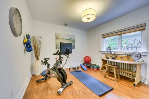 1247 Queen Victoria Ave, Mississauga, ON L5H 3H2