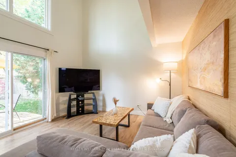 6909 Shelter Bay Rd, Mississauga, ON L5N 1T8