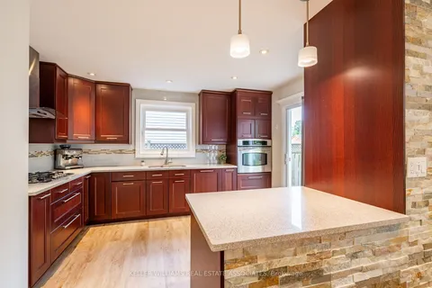 6909 Shelter Bay Rd, Mississauga, ON L5N 1T8