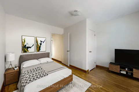 706 The Queensway, Toronto, ON M8Y 1L3
