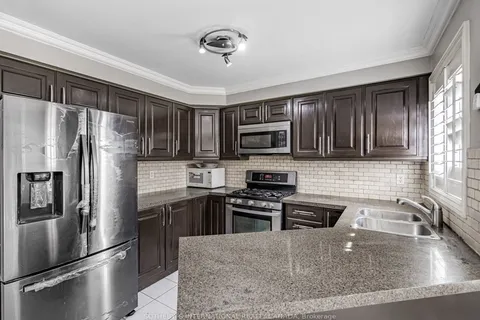 5930 Bassinger Pl, Mississauga, ON L5M 6K5