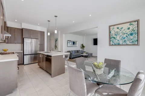 25 Malcolm Cres, Haldimand, ON N3W 0C8