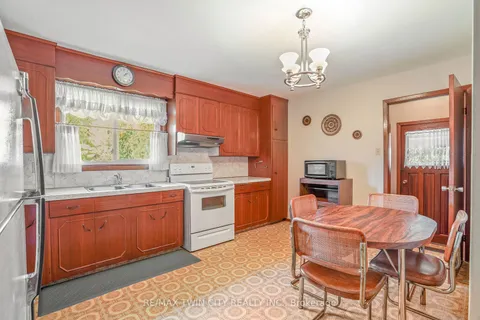5 Allwood St, Brantford, ON N3R 2T9