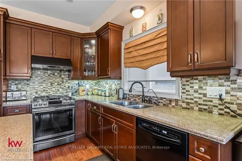 691 Robert Ferrie Dr, Kitchener, ON N2R 0B2