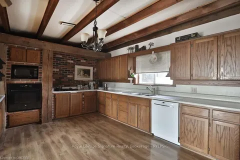 1694 CENTRE RD, Hamilton, ON L8N 2Z7