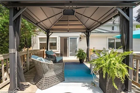 4 6TH St, Grimsby, ON L3M 2T3