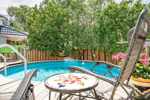 4 6TH St, Grimsby, ON L3M 2T3