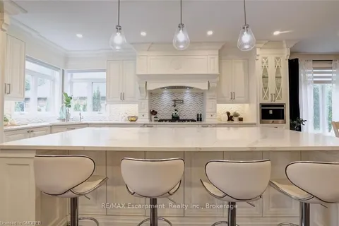 48 PALOMINO Dr, Hamilton, ON L0R 1H3