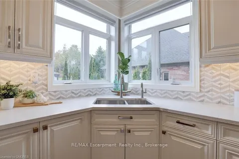 48 PALOMINO Dr, Hamilton, ON L0R 1H3