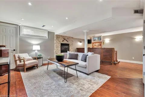 1 WOODSPRING Crt, Hamilton, ON L8N 2Z7