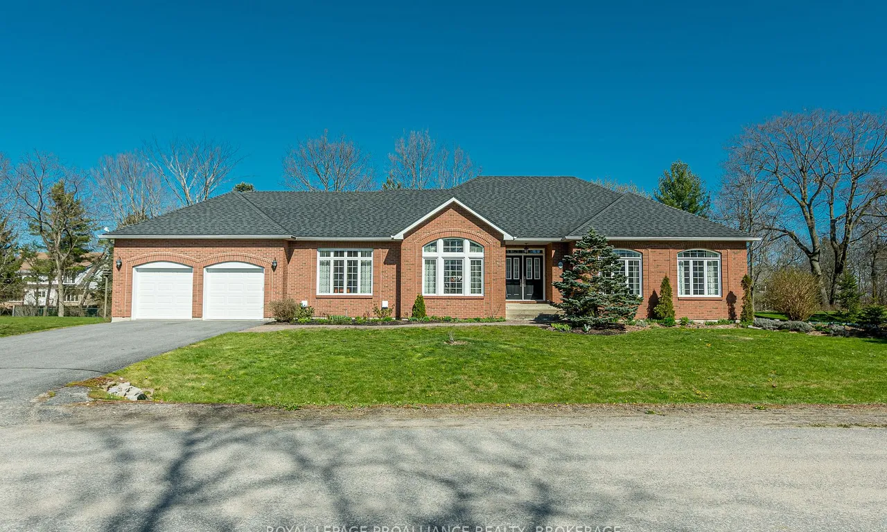 651 Woodland Pl, Kingston, ON K7L 4V1
