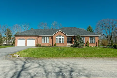 651 Woodland Pl, Kingston, ON K7L 4V1