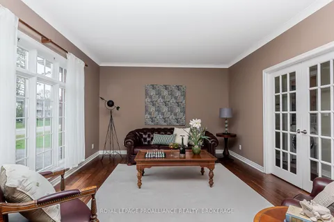 651 Woodland Pl, Kingston, ON K7L 4V1