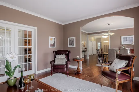 651 Woodland Pl, Kingston, ON K7L 4V1