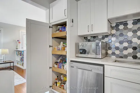 51 Southmoor Dr, Kitchener, ON N2M 4M5