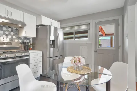 51 Southmoor Dr, Kitchener, ON N2M 4M5