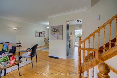 82 Queen Mary Rd, Kingston, ON K7M 2A5