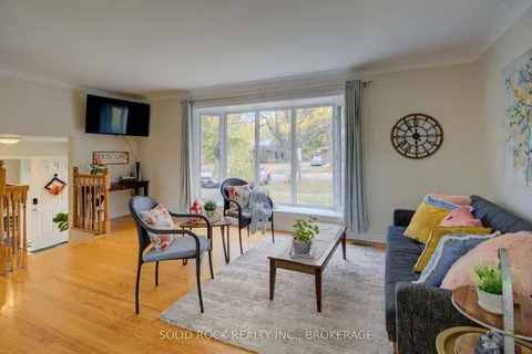 82 Queen Mary Rd, Kingston, ON K7M 2A5