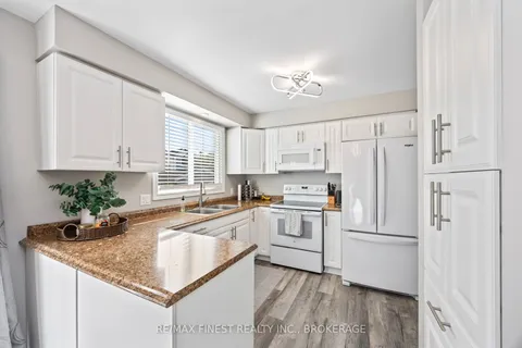 884 Uxbridge Cres, Kingston, ON K7M 8K9